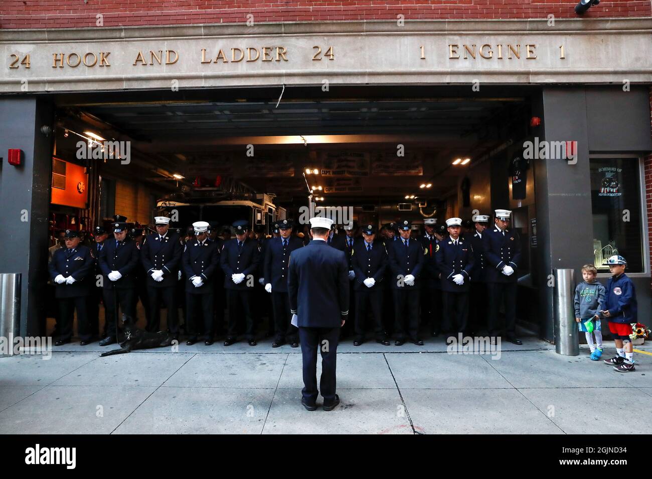 Les pompiers assistent à une cérémonie marquant le 20e anniversaire des attaques du 11 septembre 2001, au foyer de pompiers FDNY Engine 1/Ladder 24 à New York City, New York, États-Unis, le 11 septembre 2021. REUTERS/Shannon Stapleton Banque D'Images