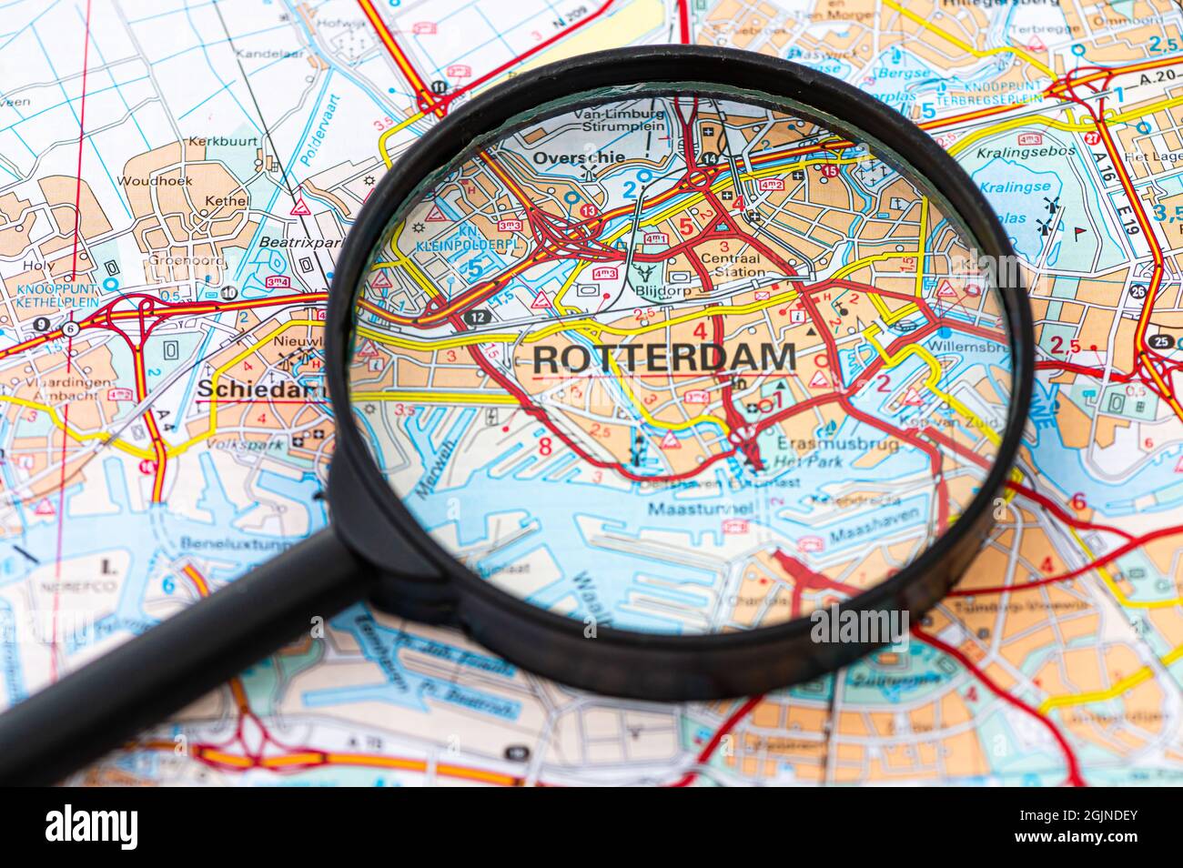 Carte de Rotterdam aux paysBas à travers la loupe, concept de
