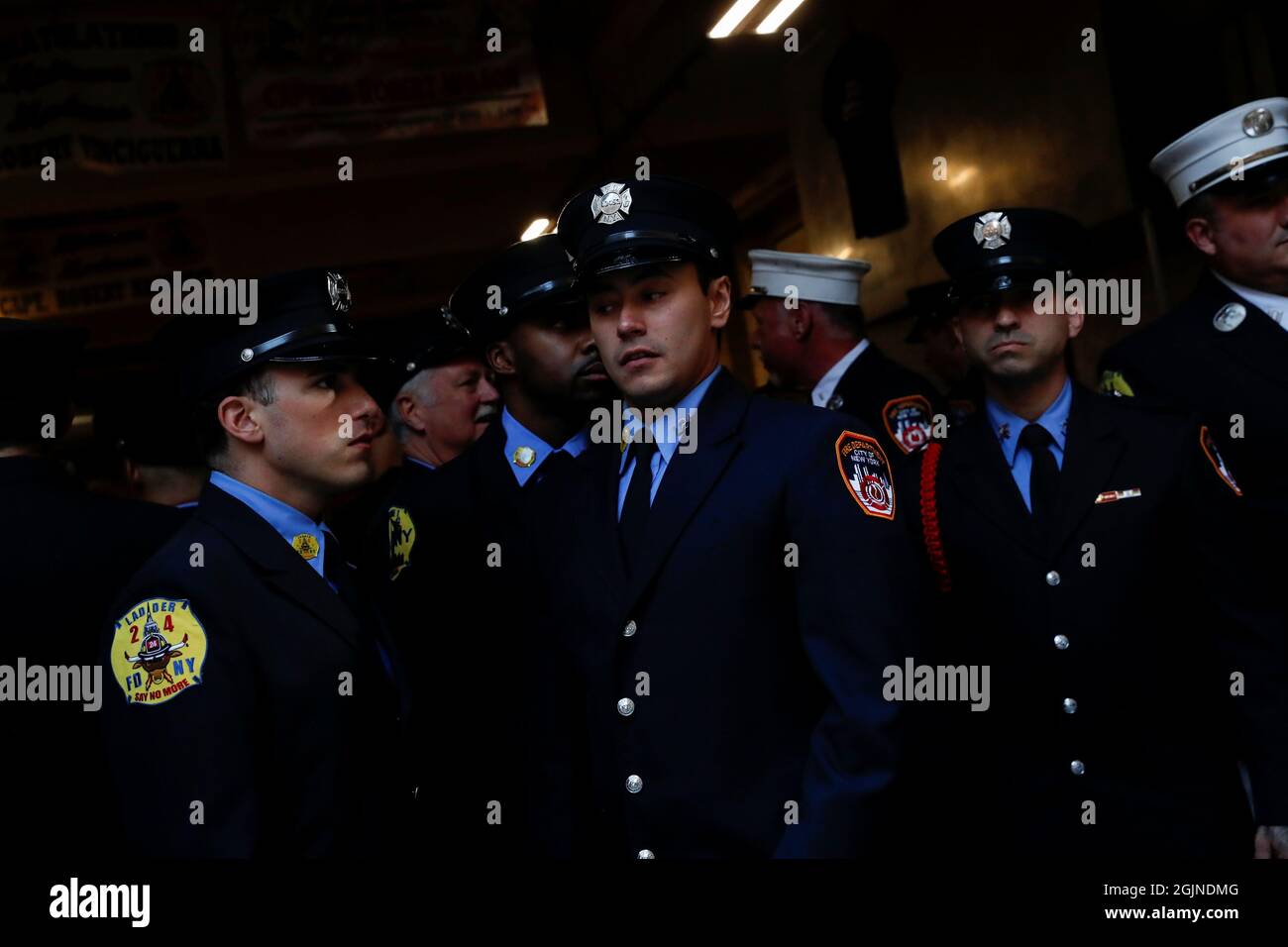 Les pompiers assistent à une cérémonie marquant le 20e anniversaire des attaques du 11 septembre 2001, au foyer de pompiers FDNY Engine 1/Ladder 24 à New York City, New York, États-Unis, le 11 septembre 2021. Cette photo a été prise à 8,46 h HAE le 11 septembre 2021, exactement 20 ans après que le premier avion ait heurté la Tour Nord du World Trade Center à New York. REUTERS/Shannon Stapleton Banque D'Images