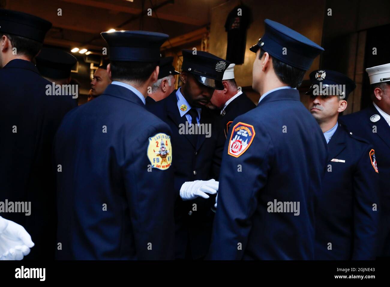 Les pompiers assistent à une cérémonie marquant le 20e anniversaire des attaques du 11 septembre 2001, au foyer de pompiers FDNY Engine 1/Ladder 24 à New York City, New York, États-Unis, le 11 septembre 2021. Cette photo a été prise à 8,46 h HAE le 11 septembre 2021, exactement 20 ans après que le premier avion ait heurté la Tour Nord du World Trade Center à New York. REUTERS/Shannon Stapleton Banque D'Images