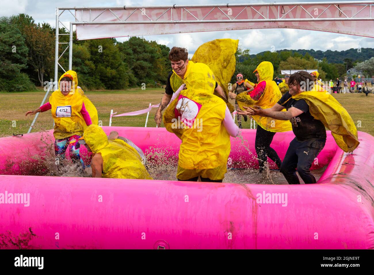 Baiter Park, Poole, Dorset, Royaume-Uni.11th septembre 2021.Course for Life Poole Pretty Muddy est revenu après avoir été annulé l'année dernière en raison de Covid-19, avec des centaines de personnes vêtues de rose, se joignant à la lutte contre le cancer et de recueillir de l'argent pour cancer Research UK, négociant des obstacles tout au long du parcours 5km et s'amuser à se couvrir dans la boue.S'amuser dans le bassin de boue gonflable.La famille Duck Nuggets s'amuse.Crédit : Carolyn Jenkins/Alay Live News Banque D'Images