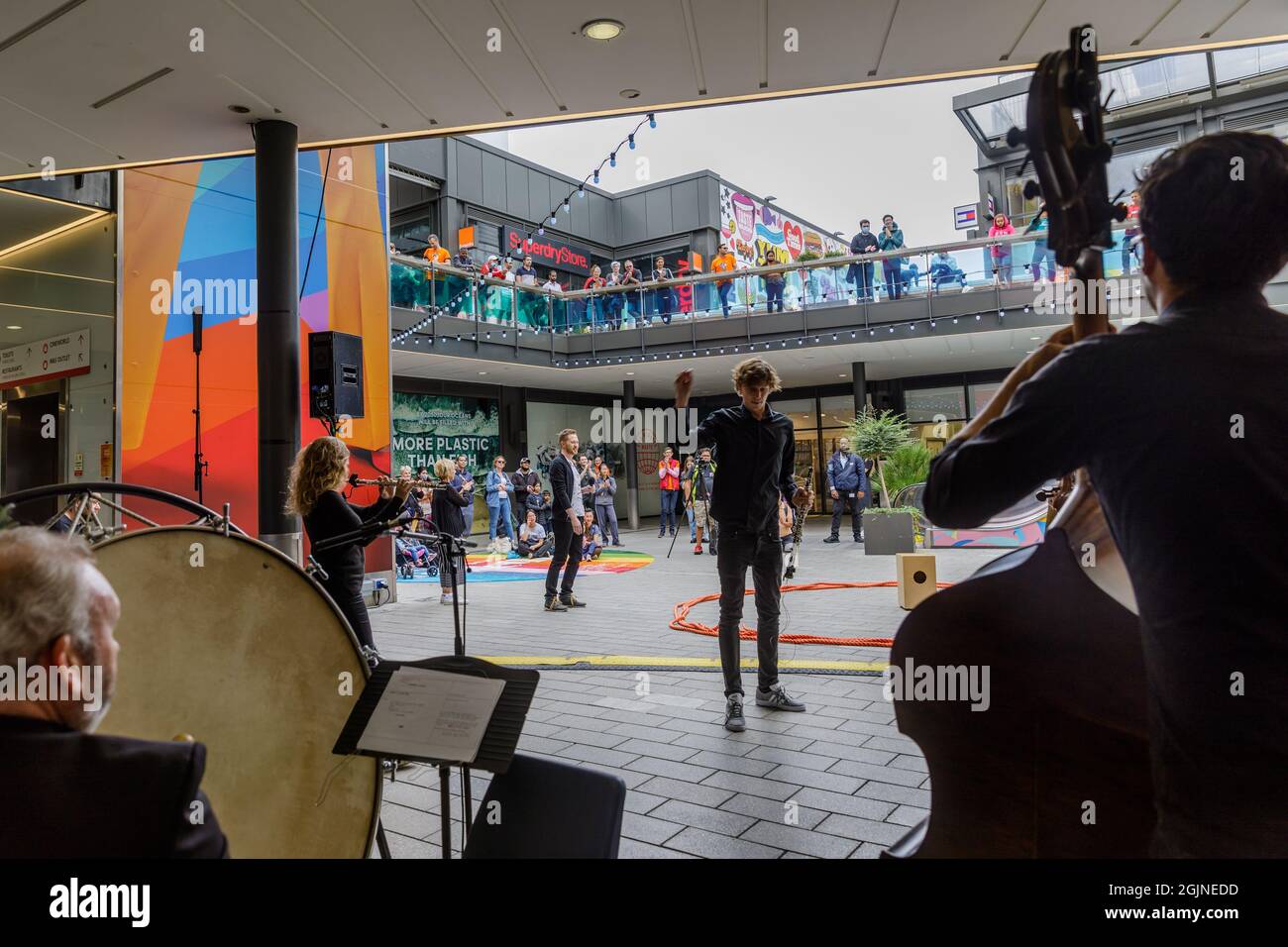 Wembley Park, Londres, Royaume-Uni. 11 septembre 2021. Pour marquer leur déménagement dans le parc Wembley, l'Orchestre philharmonique royal s'est associé à des groupes créatifs basés à Brant pour accueillir « Wemba's Dream » - une journée gratuite de musique, de théâtre, de paroles et de danse pour les publics de tous âges. Les musiciens de l'EFC et des paroles et des BSL interprétaient des performances par Word Up ont créé une performance immersive dans le London Designer Outlet. Amanda Rose/Alamy Live News Banque D'Images