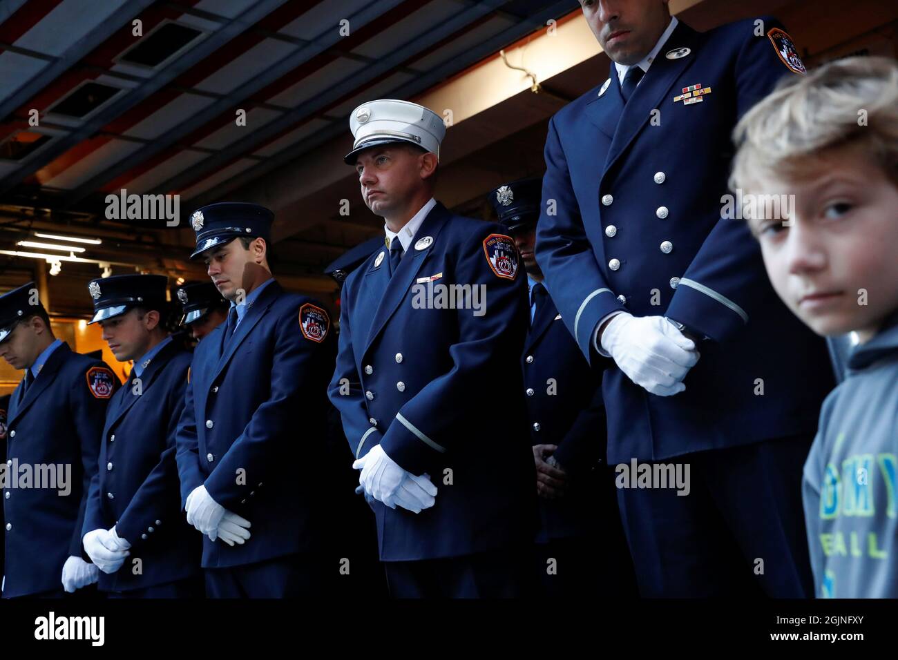 Les pompiers assistent à une cérémonie marquant le 20e anniversaire des attaques du 11 septembre 2001, au foyer de pompiers FDNY Engine 1/Ladder 24 à New York City, New York, États-Unis, le 11 septembre 2021. REUTERS/Shannon Stapleton Banque D'Images