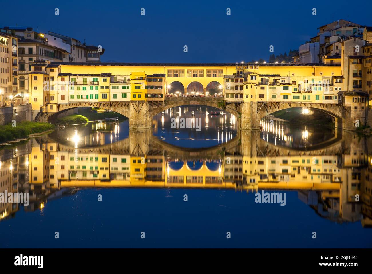 Le pont Ponte Vecchio se reflète dans l'eau de la rivière Arno la nuit, Florence, Italie Banque D'Images
