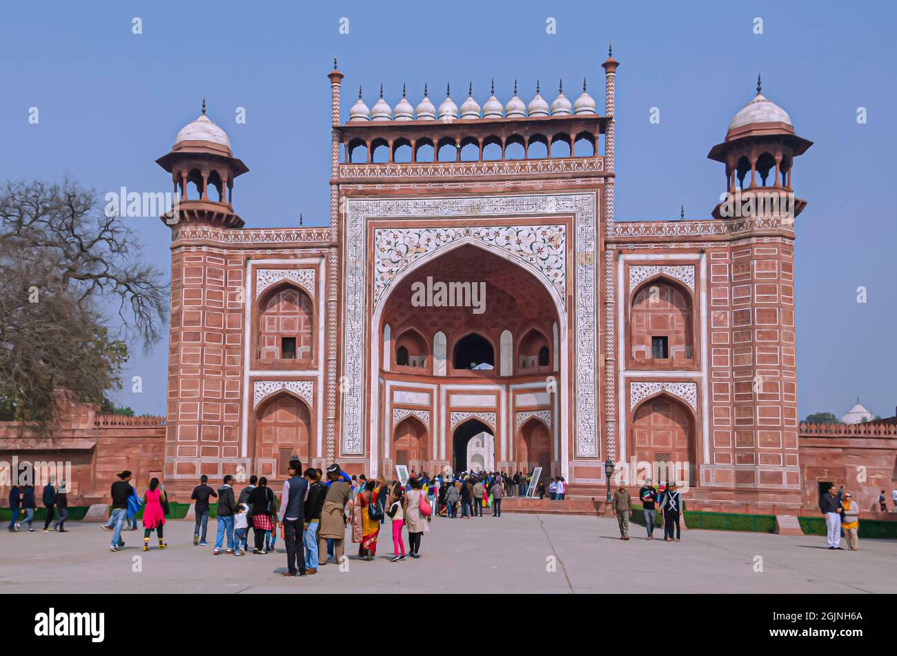 Vue sur la Grande porte appelée 'Darwaza-i-rauza' menant au complexe Taj Mahal. Banque D'Images
