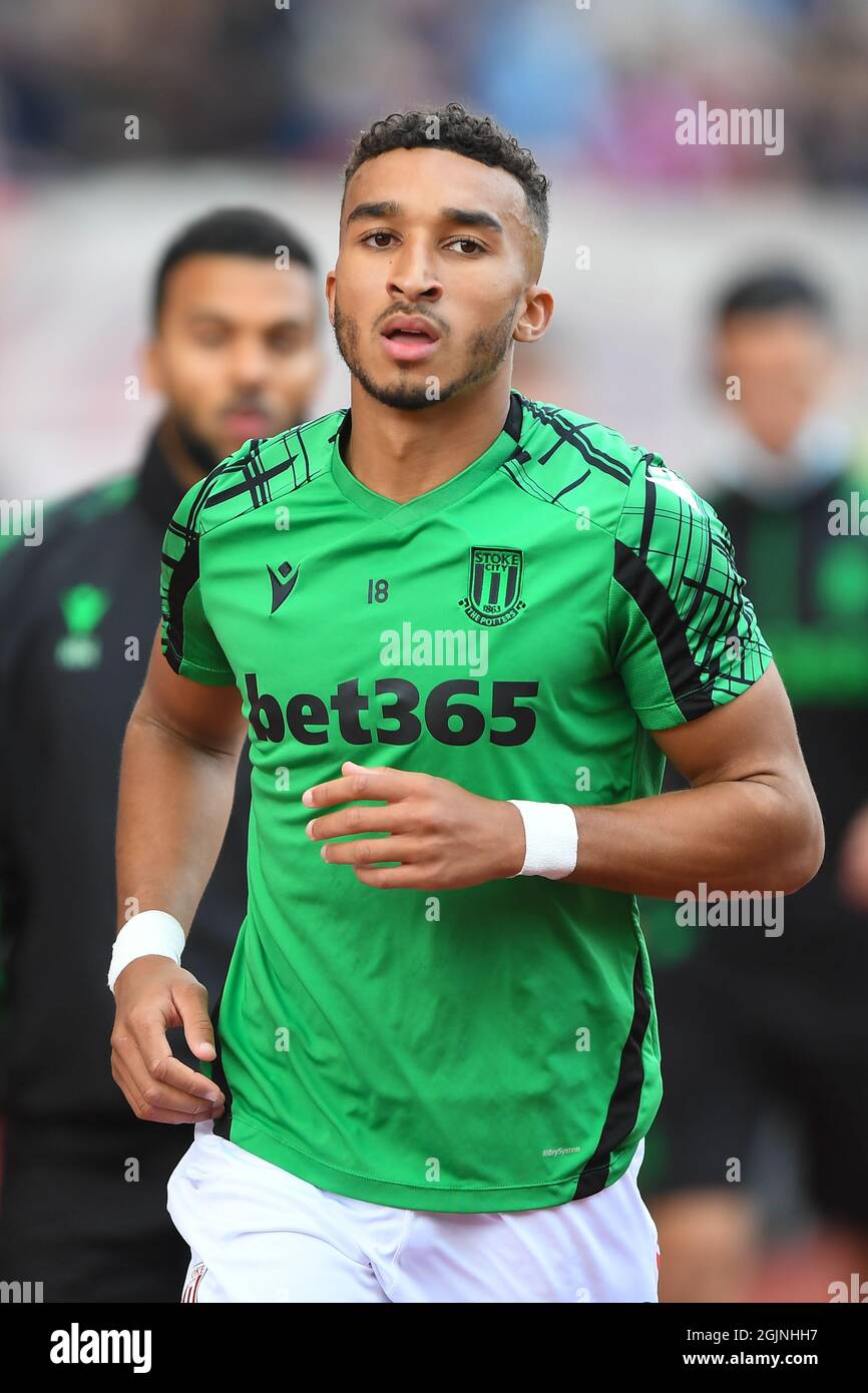 STOKE ON TRENT, 11 SEPT Jacob Brown, de Stoke City, se réchauffe avant le coup d'envoi lors du match de championnat Sky Bet entre Stoke City et Huddersfield Town au stade Bet365, Stoke-on-Trent, le samedi 11 septembre 2021. (Credit: Jon Hobley | MI News) Credit: MI News & Sport /Alay Live News Banque D'Images