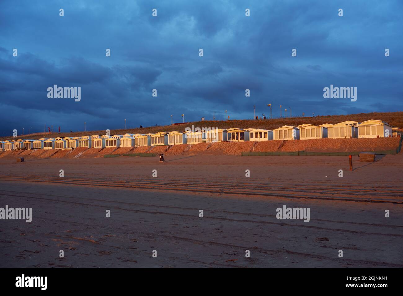 Les chalets Golden Beach à Zandvoort aux pays-Bas illuminés par le coucher du soleil Banque D'Images