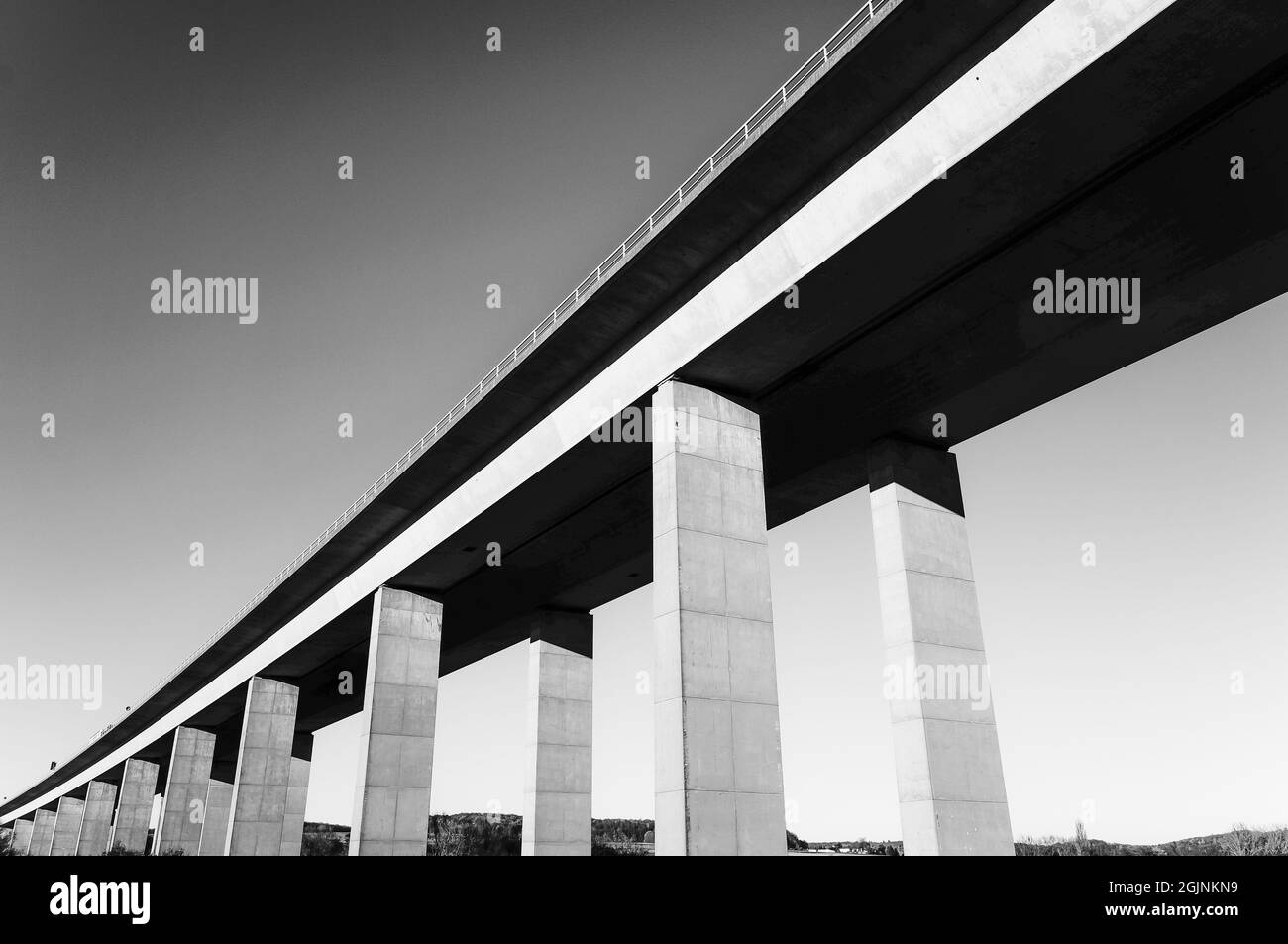 Prise de vue en niveaux de gris d'un pont de passage supérieur à la lumière du jour Banque D'Images