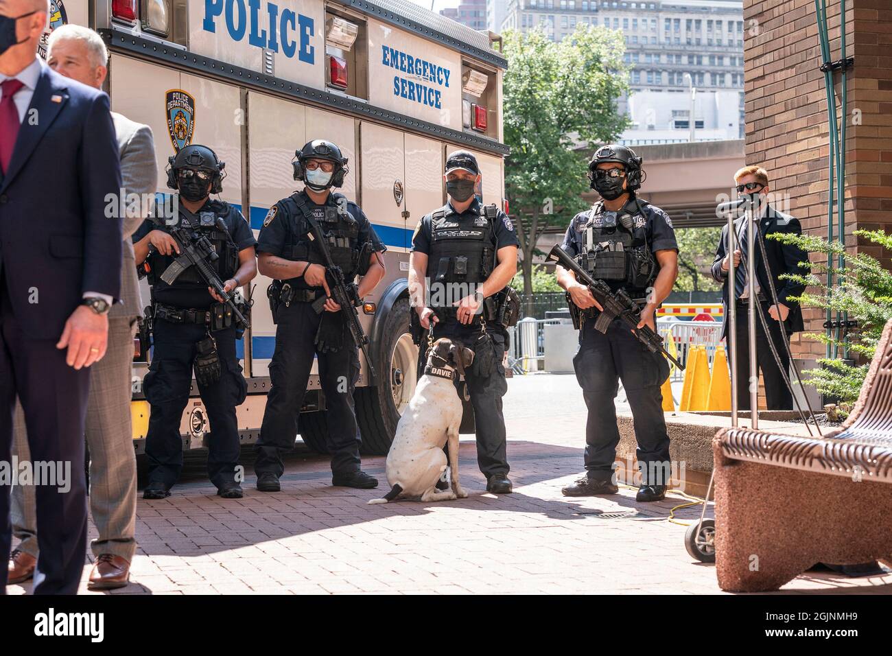 New York, États-Unis. 11 septembre 2021. Les membres de l'unité de lutte contre le terrorisme du NYPD ont assisté à la réunion d'information sur la sécurité de 9/11 à One police Plaza à New York le 10 septembre 2021. Le NYPD a organisé un exposé des médias sur la sécurité 9/11 pour Alejandro Mayorkas, secrétaire à la sécurité du département américain de la patrie, Kathy Hochul, gouverneur, Bill de Blasio, maire. (Photo de Lev Radin/Sipa USA) crédit: SIPA USA/Alay Live News Banque D'Images