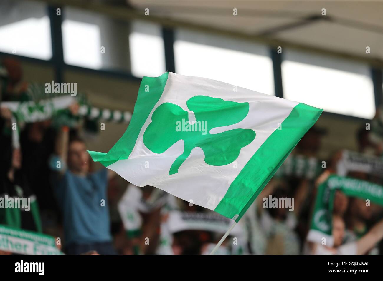 Furth, Allemagne. 11 septembre 2021. Firo: 11.09.2021, football, 1. Bundesliga, saison 2021/2022, 4e match, Greuther Fvºrth - VfL Wolfsburg Greuther Fvºrth, logo, blason, fans, drapeau, Crédit de soutien : dpa Picture Alliance/Alay Live News Banque D'Images