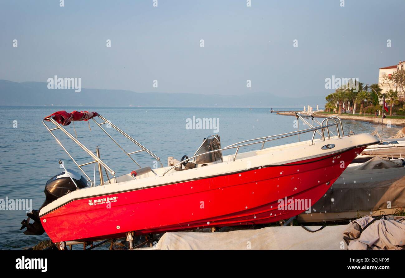 KARAMURSEL, TURQUIE. 29 AOÛT 2021 Embankment. Coucher de soleil sur la mer de Marmara. Petit bateau à la jetée. Banque D'Images