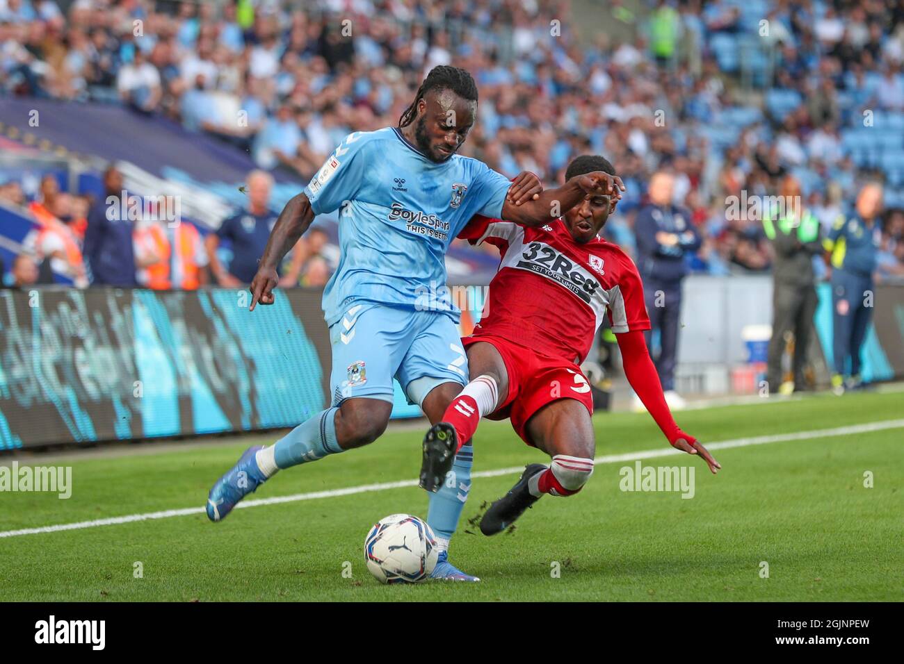 COVENTRY, Royaume-Uni 11 SEPT Fankaty Dabo de Coventry City est attaqué par Isaïe Jones de Middlesbrough lors de la première moitié du match de championnat Sky Bet entre Coventry City et Middlesbrough à la Ricoh Arena, Coventry, le samedi 11 septembre 2021. (Credit: John Cripps | MI News) Credit: MI News & Sport /Alay Live News Banque D'Images