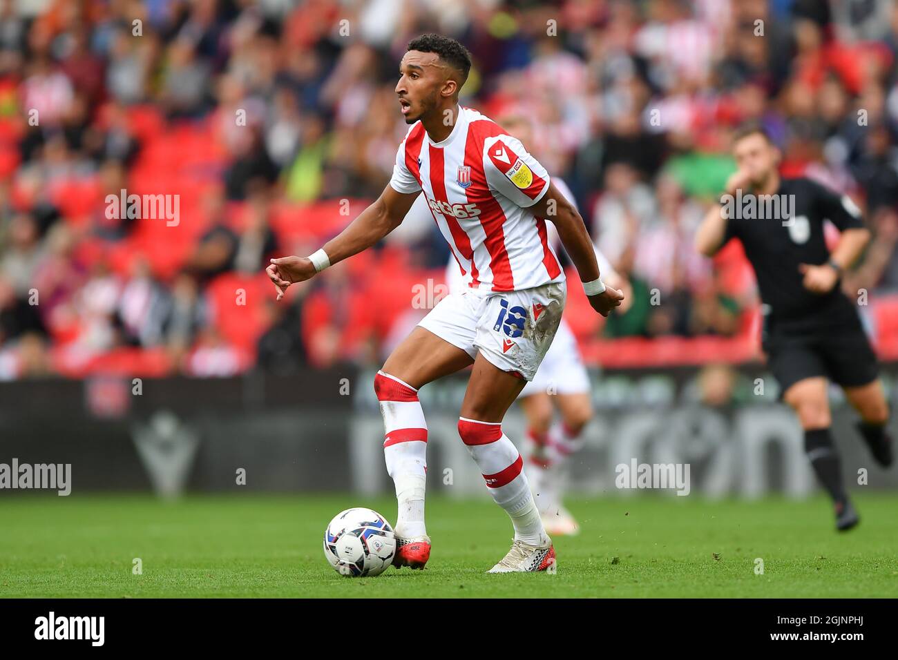 STOKE ON TRENT, 11 SEPT Jacob Brown de Stoke City en action pendant le match de championnat Sky Bet entre Stoke City et Huddersfield Town au stade Bet365, Stoke-on-Trent, le samedi 11 septembre 2021. (Credit: Jon Hobley | MI News) Credit: MI News & Sport /Alay Live News Banque D'Images