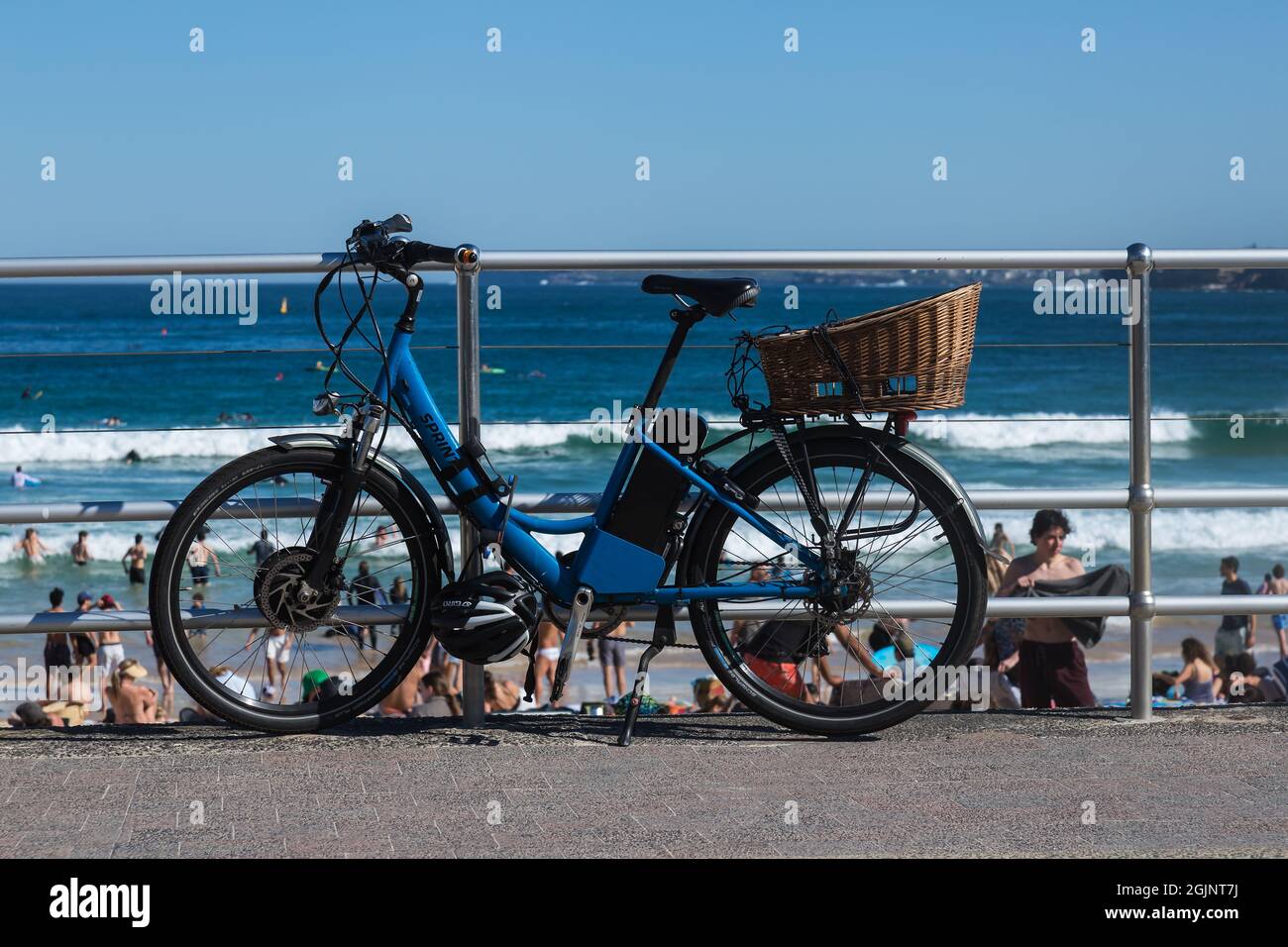 Sydney, Australie. Saturday11th septembre 2021. Les gens se détendent sur la plage de Bondi quand les températures de printemps atteignent aujourd'hui 27 degrés. Les restrictions de Covid-19 sont prévues pour se soulager lundi pour les personnes qui, dans certaines parties de Sydney, sont entièrement vaccinées. Jusqu'à cinq personnes seront autorisées à se réunir à l'extérieur. Crédit : Paul Lovelace/Alamy Live News Banque D'Images