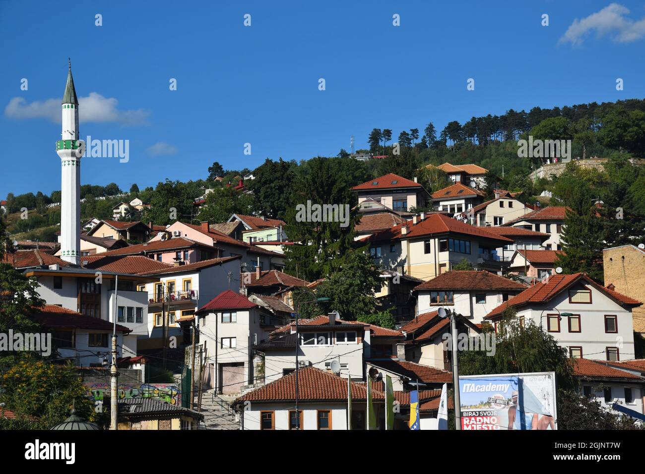 Sarajevo, capitale de la Bosnie-Herzégovine : vue sur le quartier de Kovači avec la mosquée Banque D'Images