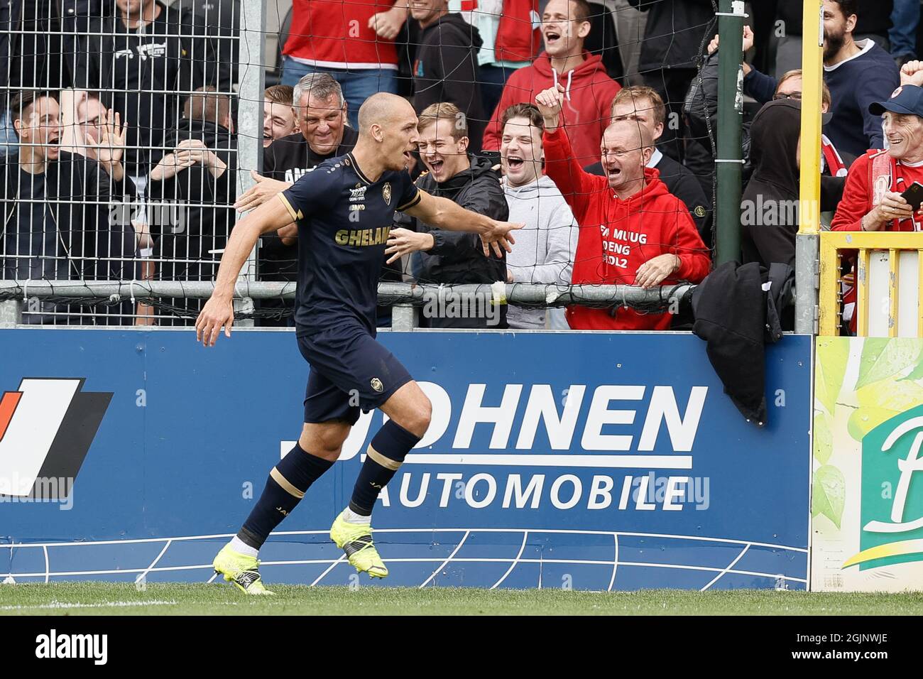 Michael Frey d'Anvers célèbre après avoir obtenu son score lors d'un match  de football entre KAS Eupen et Royal Antwerp FC, le samedi 11 septembre  2021 à Eupen, on Photo Stock -