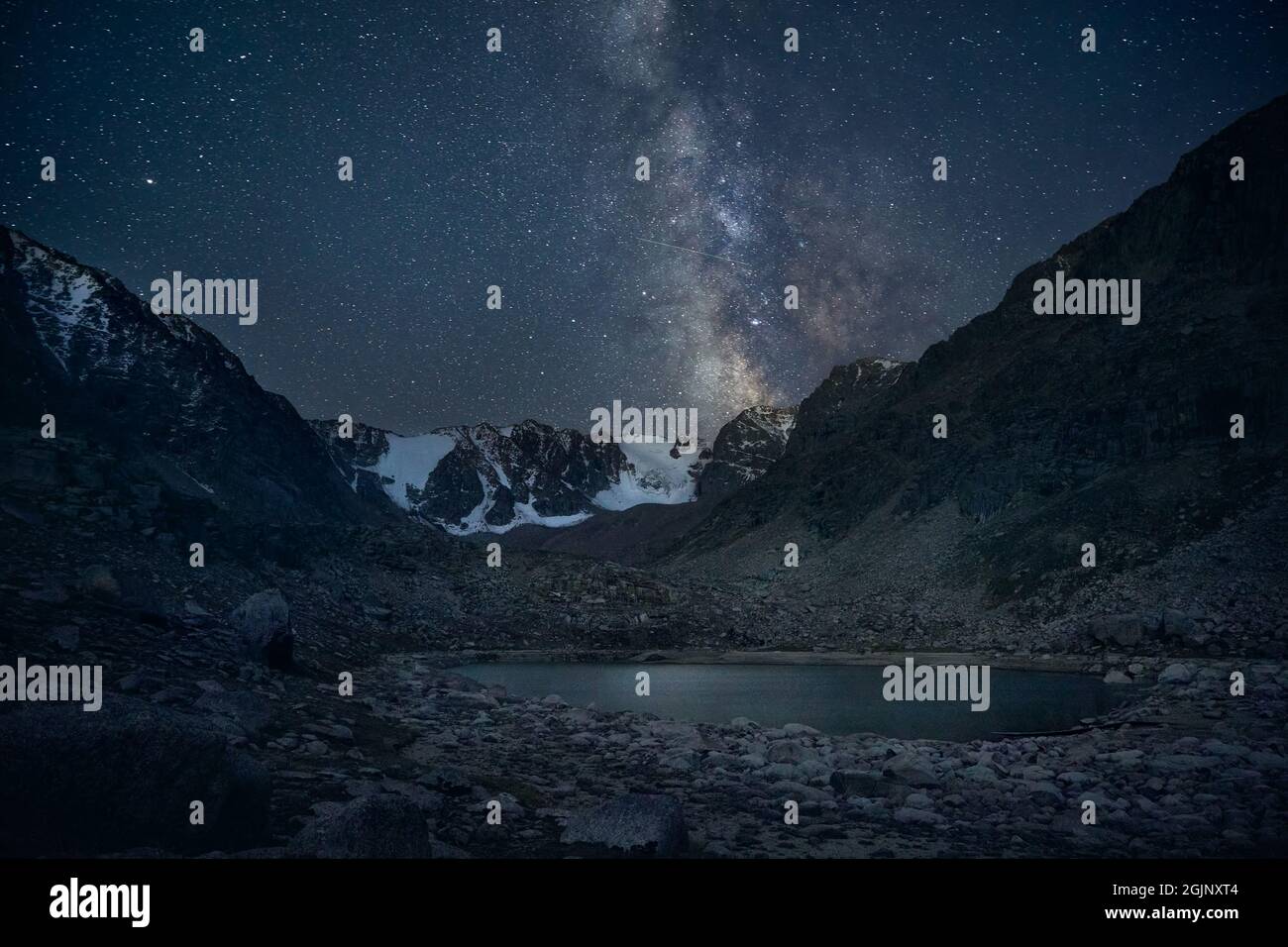 Voie lactée et ciel étoilé de nuit au lac de montagne avec des sommets enneigés Banque D'Images