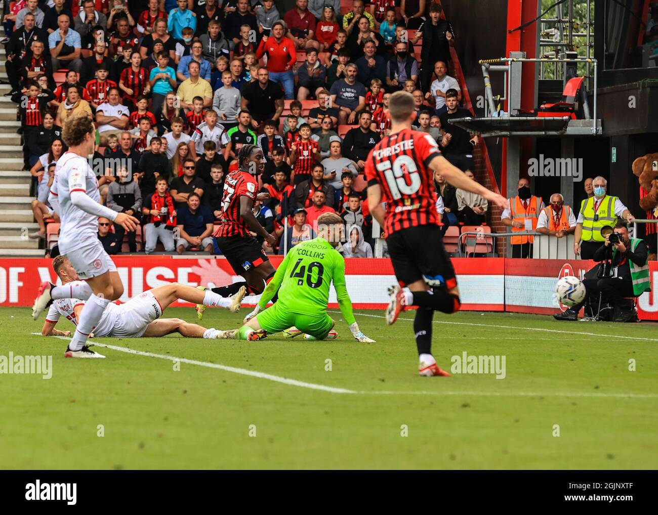 Jordan Zemura de Bournemouth marque son troisième but du match lors du match du championnat Sky Bet au stade Vitality, à Bournemouth. Date de la photo: Samedi 11 septembre 2021. Banque D'Images