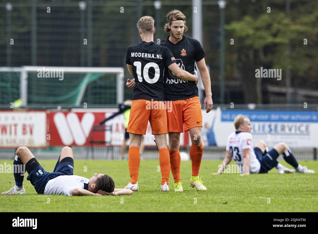 HAARLEM. 11-09-2021. Sportpark Spanjaardslaan. Jack's League Dutch Tweede saison de football 2021 / 2022. Les joueurs de HFC look battu tandis que les joueurs de HHC Rutger Etten et Jari Oosterwijk célèbrent la victoire après le coup de sifflet final du jeu Kon. HFC - HHC (0-1) (photo de Pro Shots/Sipa USA) *** droits mondiaux sauf Autriche et pays-Bas *** Banque D'Images