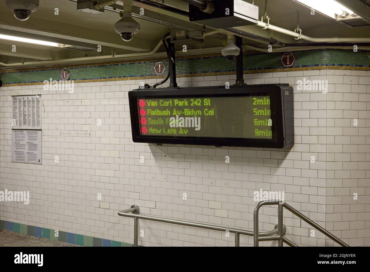 New York, NY, USA - 10 septembre 2021 : panneau électronique à l'entrée du métro indiquant l'heure d'arrivée du métro en quelques minutes Banque D'Images