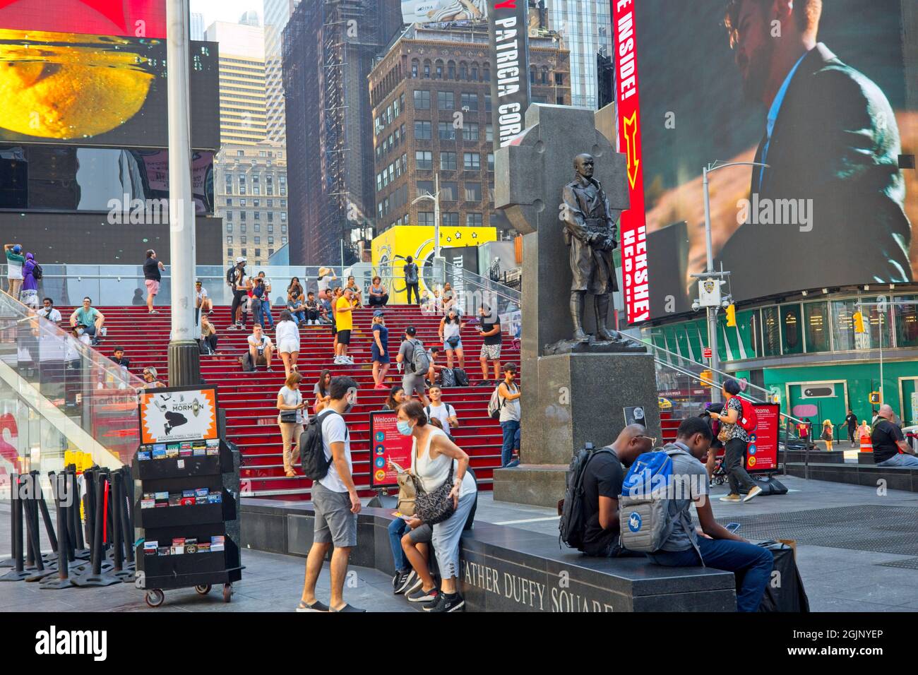 New York, NY, États-Unis - 10 septembre 2021 : place assise au-dessus du stand TKTS à Times Square pendant que les gens se détendent et s'imprégnent des sites environnants Banque D'Images