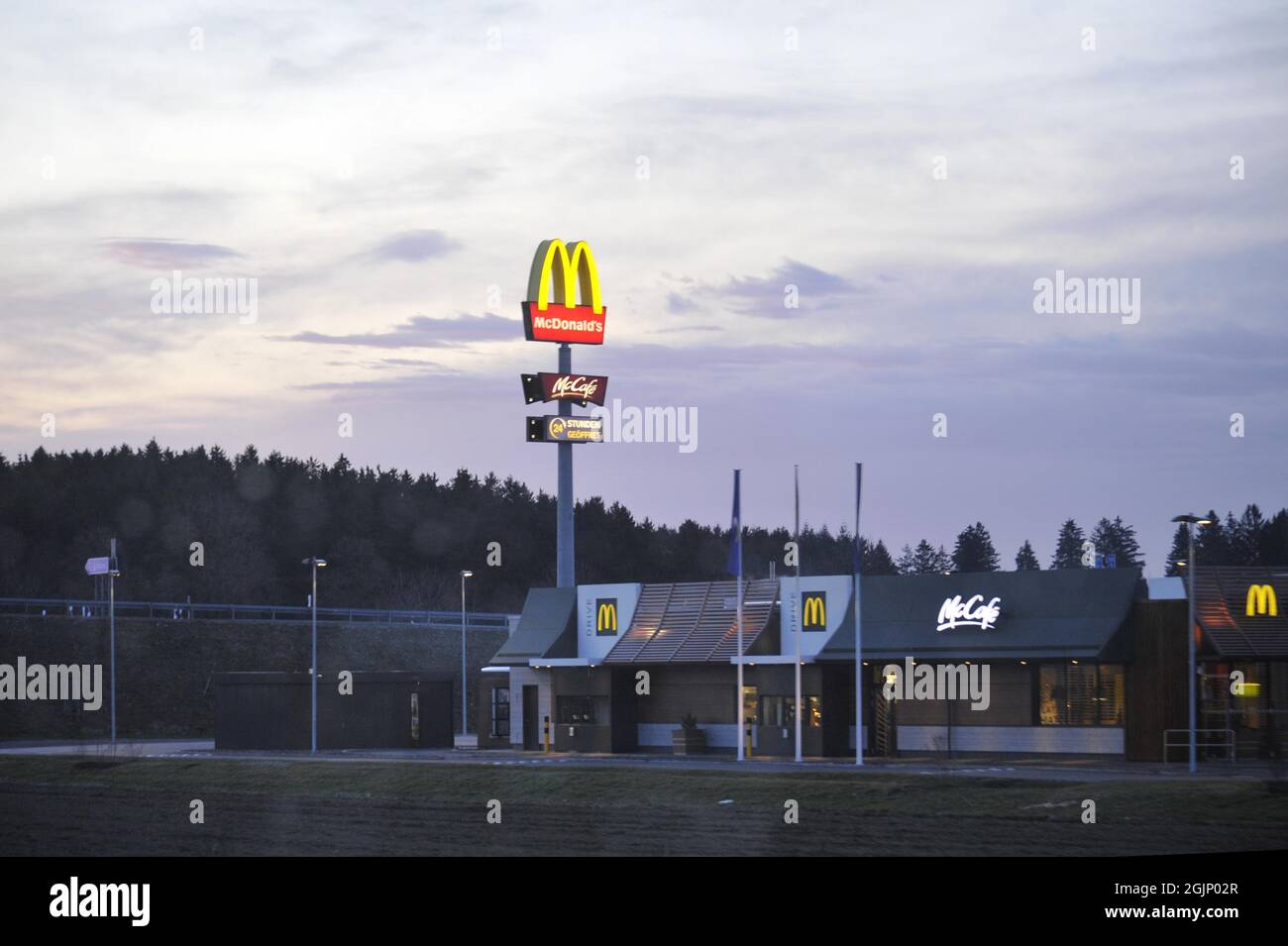 Allemagne, le restaurant de MC Donald dans un arrêt de repos le long d'une autoroute en Bavière Banque D'Images