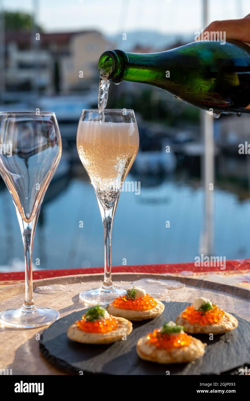 Fête de style russe avec deux verres de champagne blanc froid, blinny au  caviar rouge et vue sur Port Grimaud près de Saint-Tropez, vacances sur le  RIV français Photo Stock - Alamy