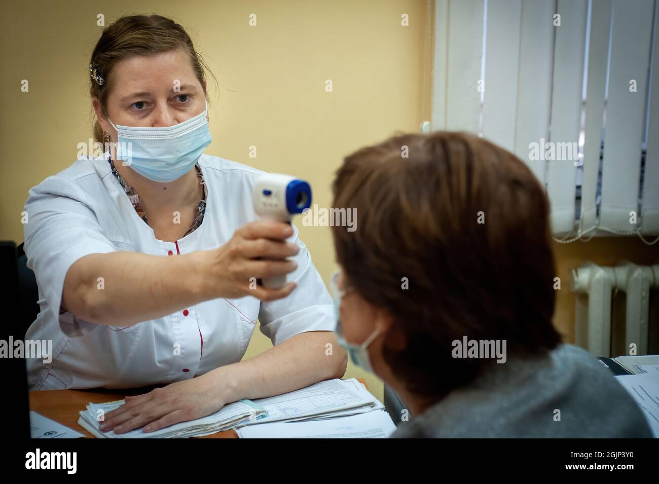 Tambov, Russie. 10 septembre 2021. Un agent de santé mesure la température corporelle d'un homme avant d'administrer une dose du vaccin Spoutnik V COVID-19 à la polyclinique municipale 3 de Tambov. Le Vice-Premier Ministre du gouvernement russe, Tatyana Golikova, a déclaré que 46,500,000 Russes ont été vaccinés avec un composant du vaccin russe contre une nouvelle infection à coronavirus et que 39,800,000 personnes ont été vaccinées avec deux composants du vaccin. Crédit : SOPA Images Limited/Alamy Live News Banque D'Images