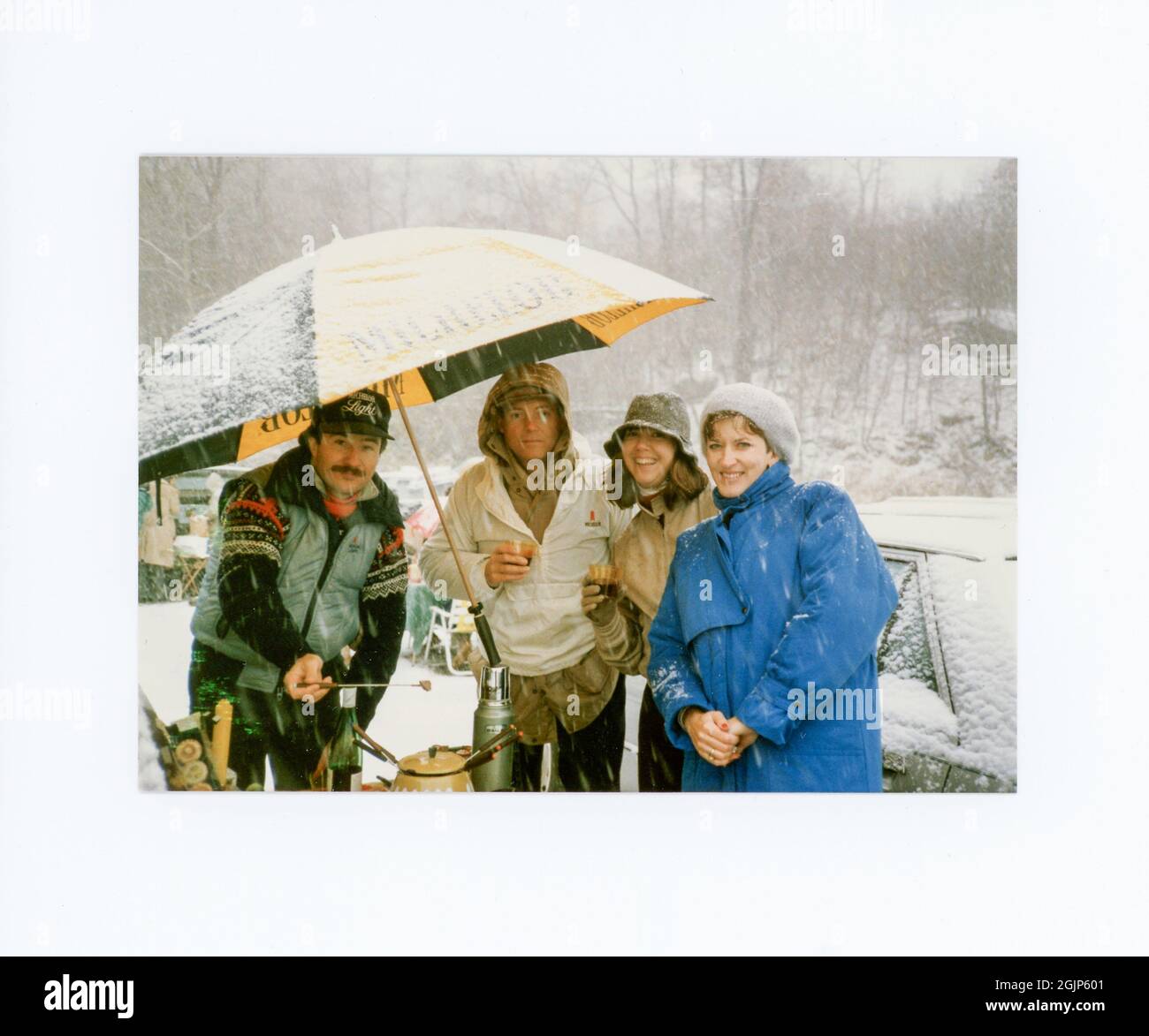 Deux couples profitant d'un hayon Snowy au match de football d'aCollege, États-Unis, 1985 Banque D'Images