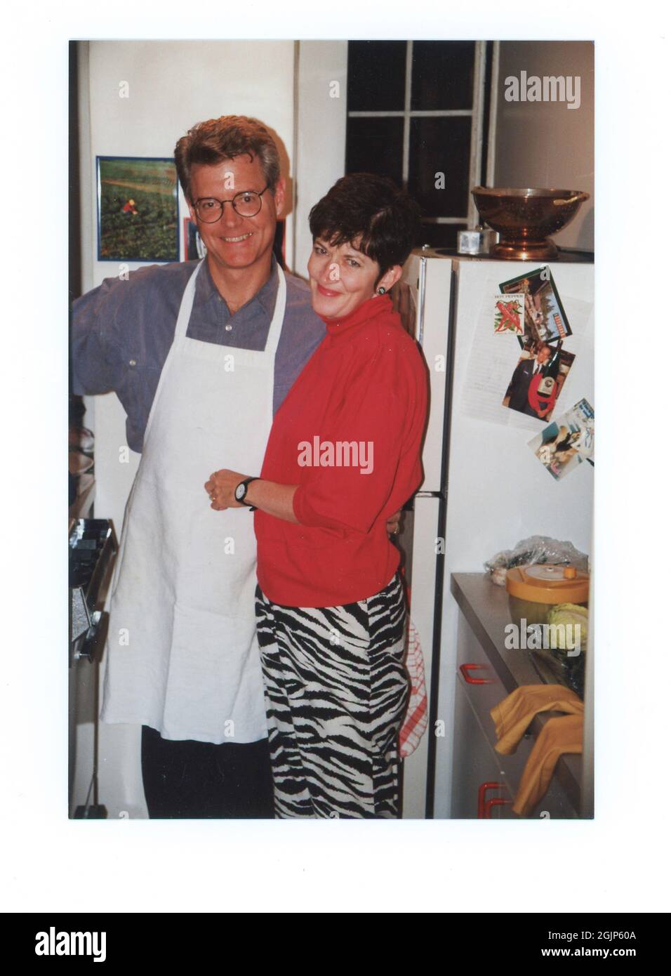 Couple dans un appartement NYC Galley Kitchen, Etats-Unis, années 1990 Banque D'Images