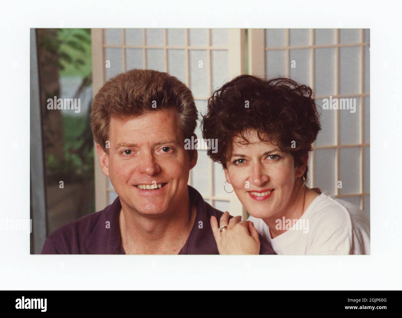 Jeune couple pose pour un portrait, 1991, États-Unis Banque D'Images