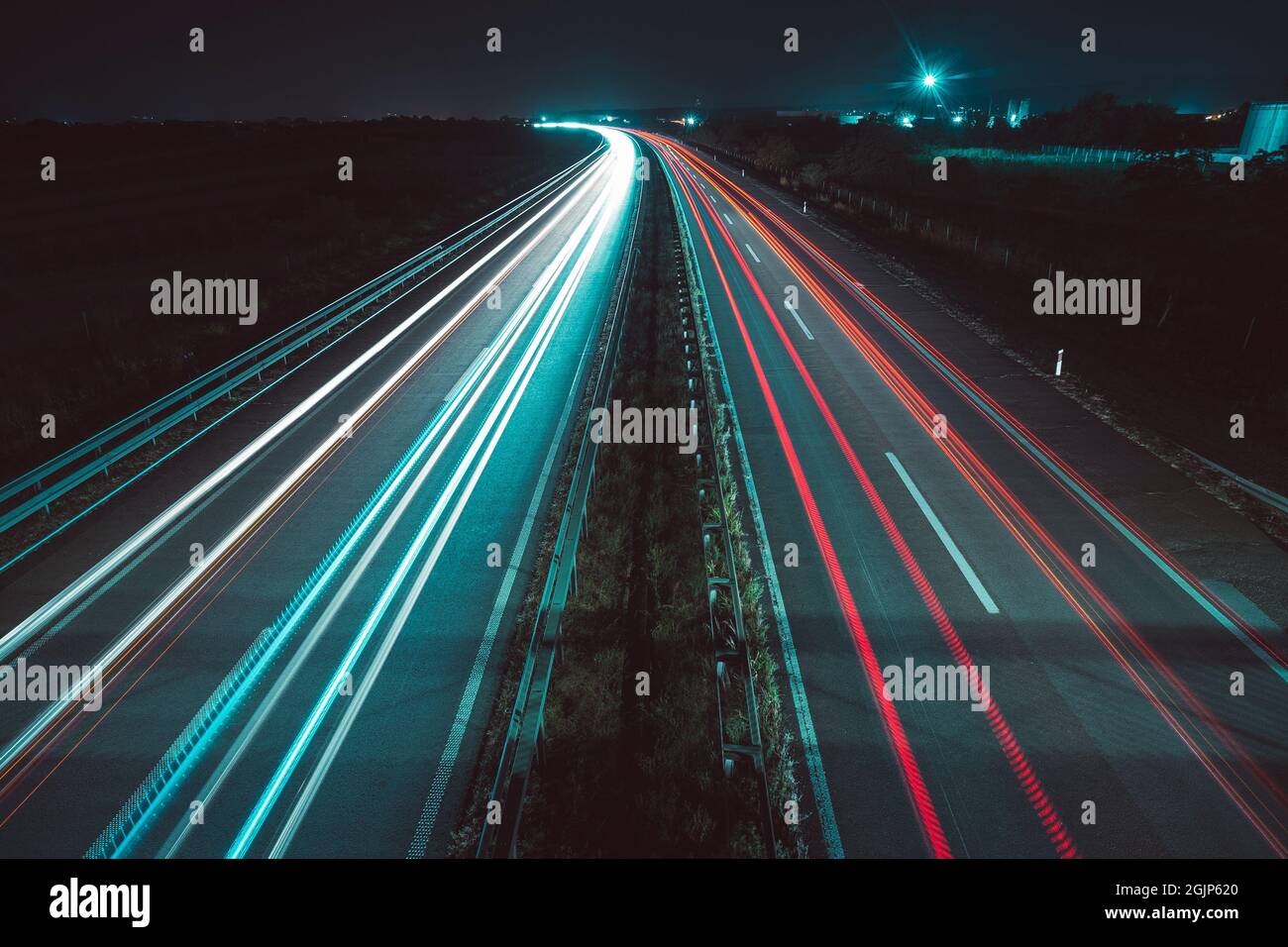 Autoroute la nuit avec des sentiers légers sur la route Banque D'Images