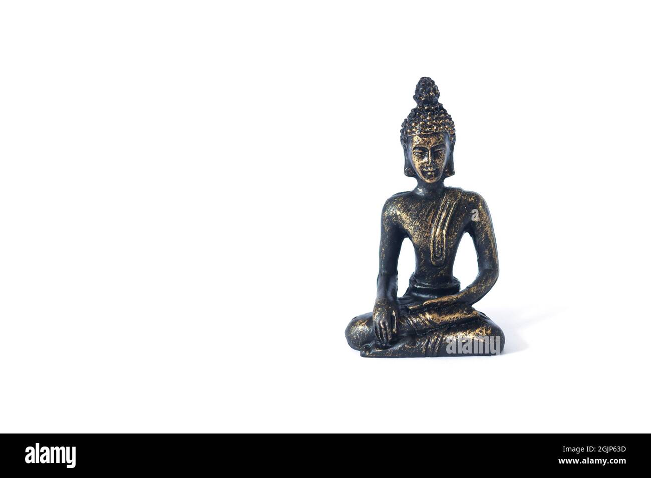 Statue de Bouddha assis dans la méditation isolée sur fond blanc Banque D'Images