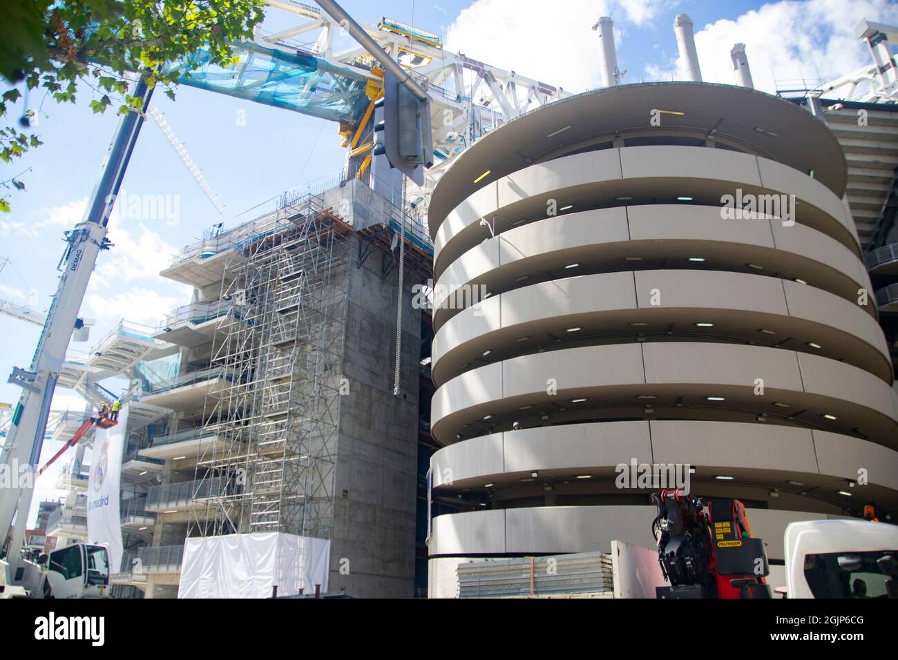 MADRID, ESPAGNE - 10 SEPTEMBRE 2021. Stade Santiago Bernabeu dans sa réforme pour avoir un nouveau stade, en Espagne. Terrain de football du Real Madrid C.F. Europe. Banque D'Images