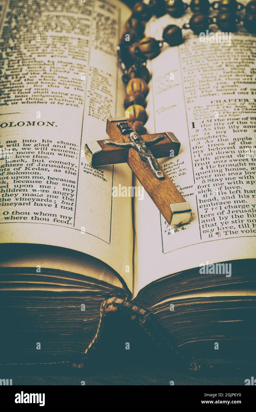 La Sainte bible et un rosaire Banque D'Images