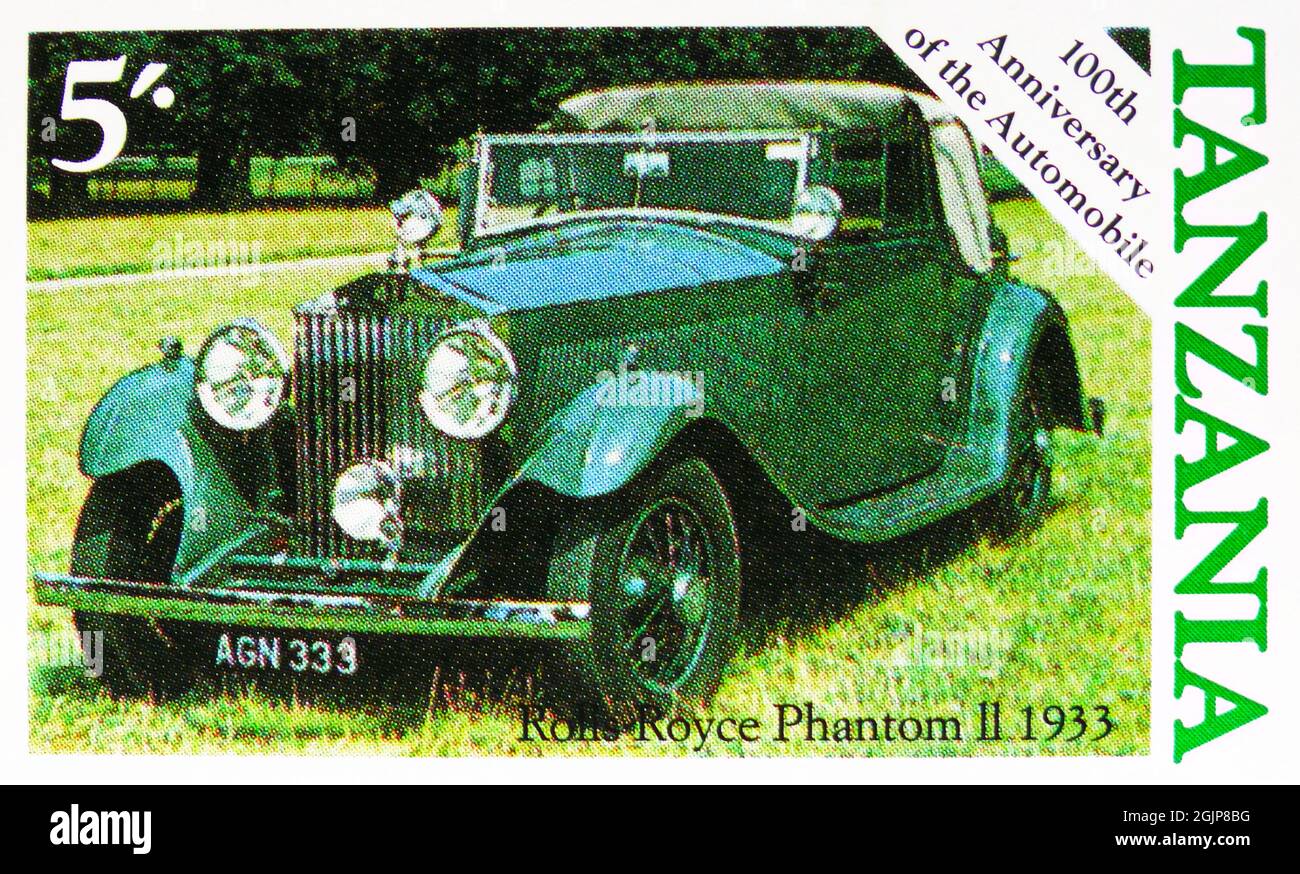 MOSCOU, RUSSIE - 17 AVRIL 2021 : le timbre-poste imprimé en Tanzanie montre Rolls-Royce Phantom II 1933, 100e anniversaire de la série automobile, vers Banque D'Images