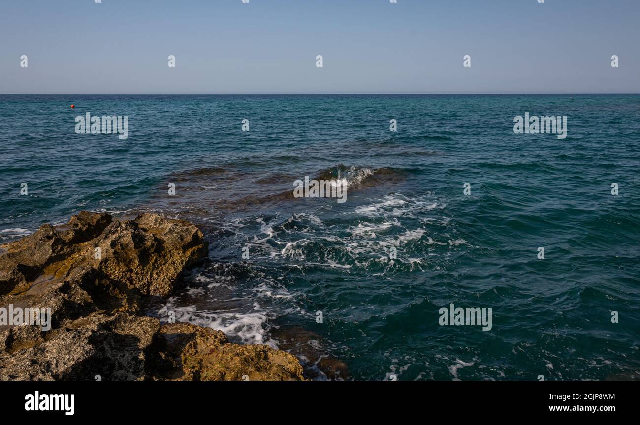 Ostuni, Brindisi, Puglia. Vue fantastique sur les eaux claires et claires et sur les magnifiques côtes de la mer Adriatique. Banque D'Images