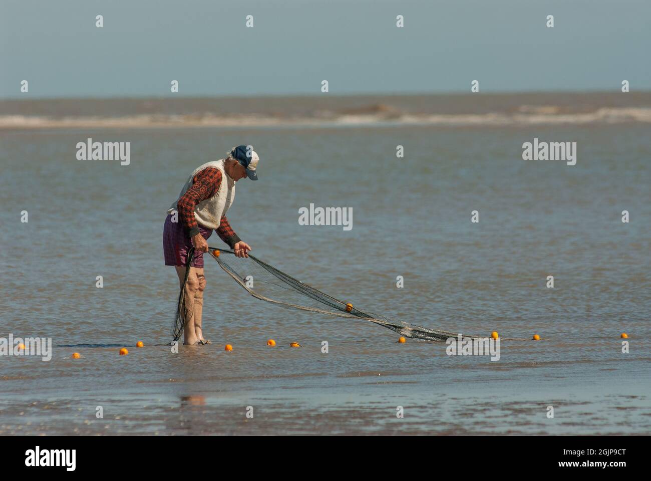 BUENOS AIRES, ARGENTINE - 10 novembre 2008: Une vue des pêcheurs dans la mer vérifiant leurs filets à Punta Rasa, Buenos Aires, Argentine Banque D'Images