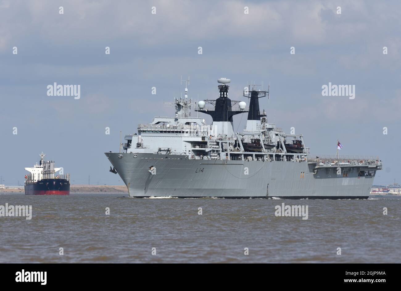 11/09/2021 Thames Gravesend le HMS Albion (L14) est un navire multirôle de classe Albion de la Marine royale. Elle est chargée d'un assaut amphibie, trans Banque D'Images