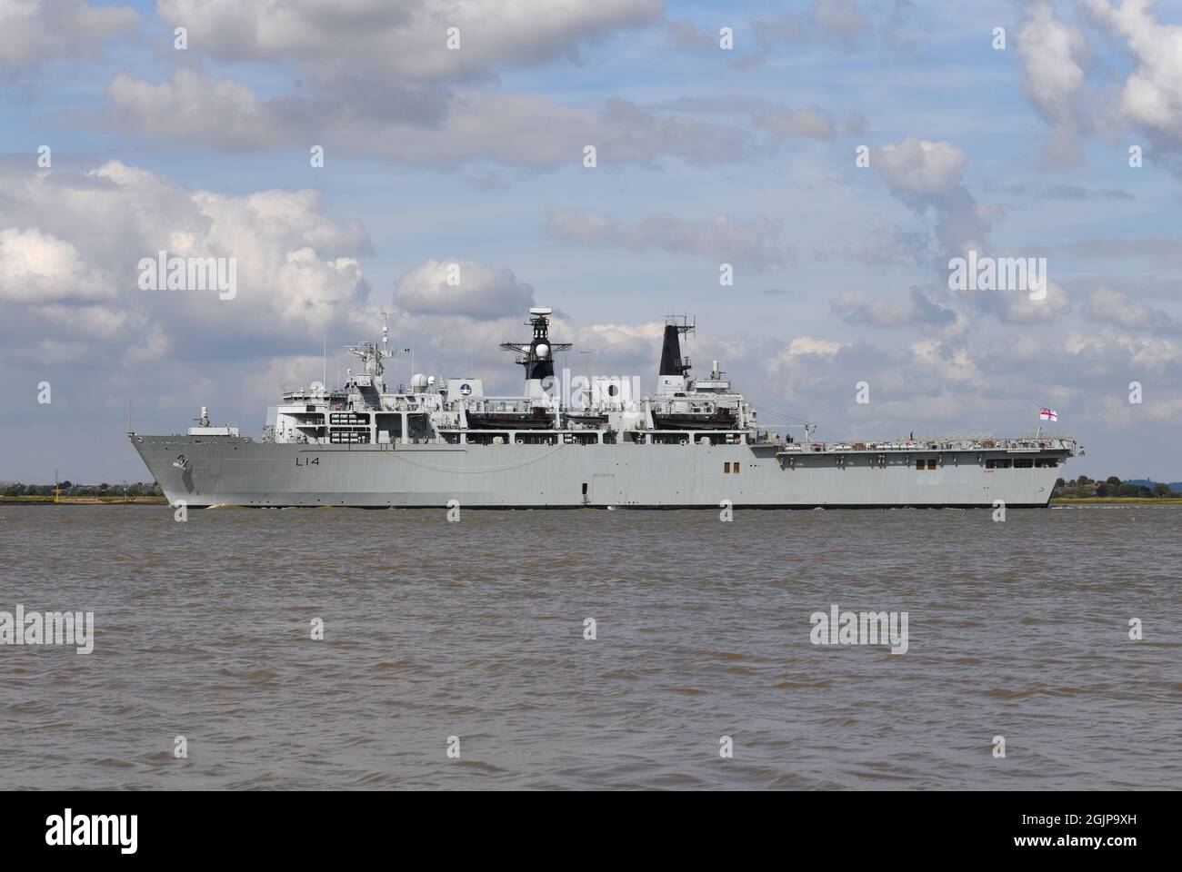 11/09/2021 Thames Gravesend le HMS Albion (L14) est un navire multirôle de classe Albion de la Marine royale. Elle est chargée d'un assaut amphibie, trans Banque D'Images