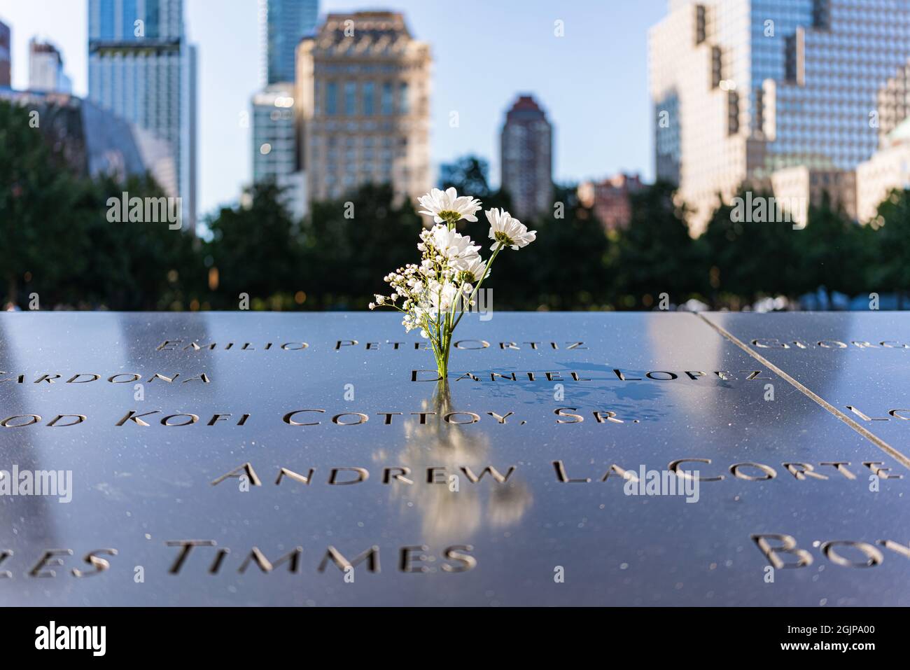 À la veille du 20e anniversaire des attaques du 11 septembre sur la ville de New York, de nombreux visiteurs visitent la piscine à réflexion où se trouvaient autrefois les tours du World Trace Center. New York City, NY USA 10 septembre 2021 (photo de Steve Sanchez/Sipa USA). Banque D'Images