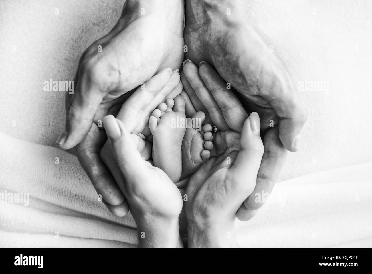 Les Jambes De L Enfant Dans Les Bras De Notre Mere Et De Notre Pere Les Pieds D Un Nouveau Ne Les Jambes De Bebe Photo En Noir Et Blanc Photo Stock Alamy