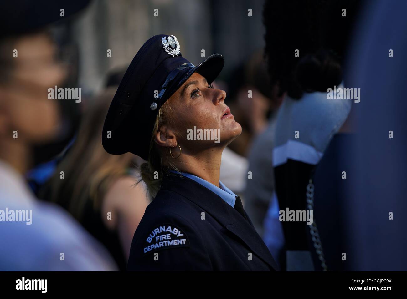 New York, États-Unis. 11 septembre 2021. Un pompier regarde One World Trade Center pendant un moment de silence à l'occasion du 20e anniversaire des attentats terroristes du 11 septembre à New York, aux États-Unis. Crédit : Chase Sutton/Alay Live News Banque D'Images New York, États-Unis. 11 septembre 2021. Un pompier regarde One World Trade Center pendant un moment de silence à l'occasion du 20e anniversaire des attentats terroristes du 11 septembre à New York, aux États-Unis. Crédit : Chase Sutton/Alay Live News Banque D'Images
