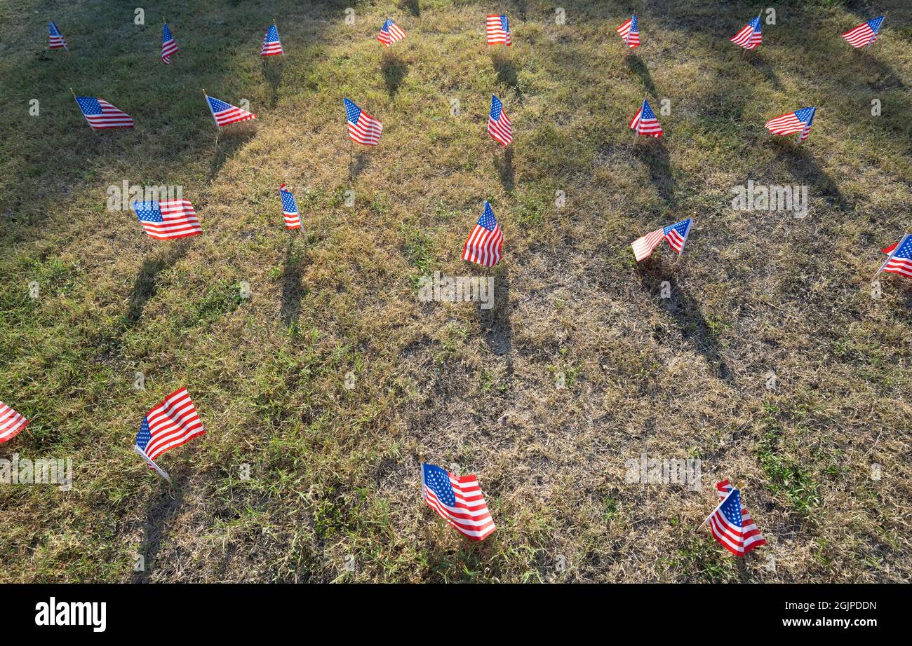 Austin, Texas USA, 11 septembre 2021 : les résidents commémorent le 20e anniversaire des attentats terroristes de 9-11 contre l'Amérique avec un drapeau commémoratif et la lecture des noms de toutes les victimes des attentats du 11 septembre 2001.La cérémonie a pris environ six heures pour lire près de 3,000 noms.Crédit : Bob Daemmrich/Alay Live News Banque D'Images