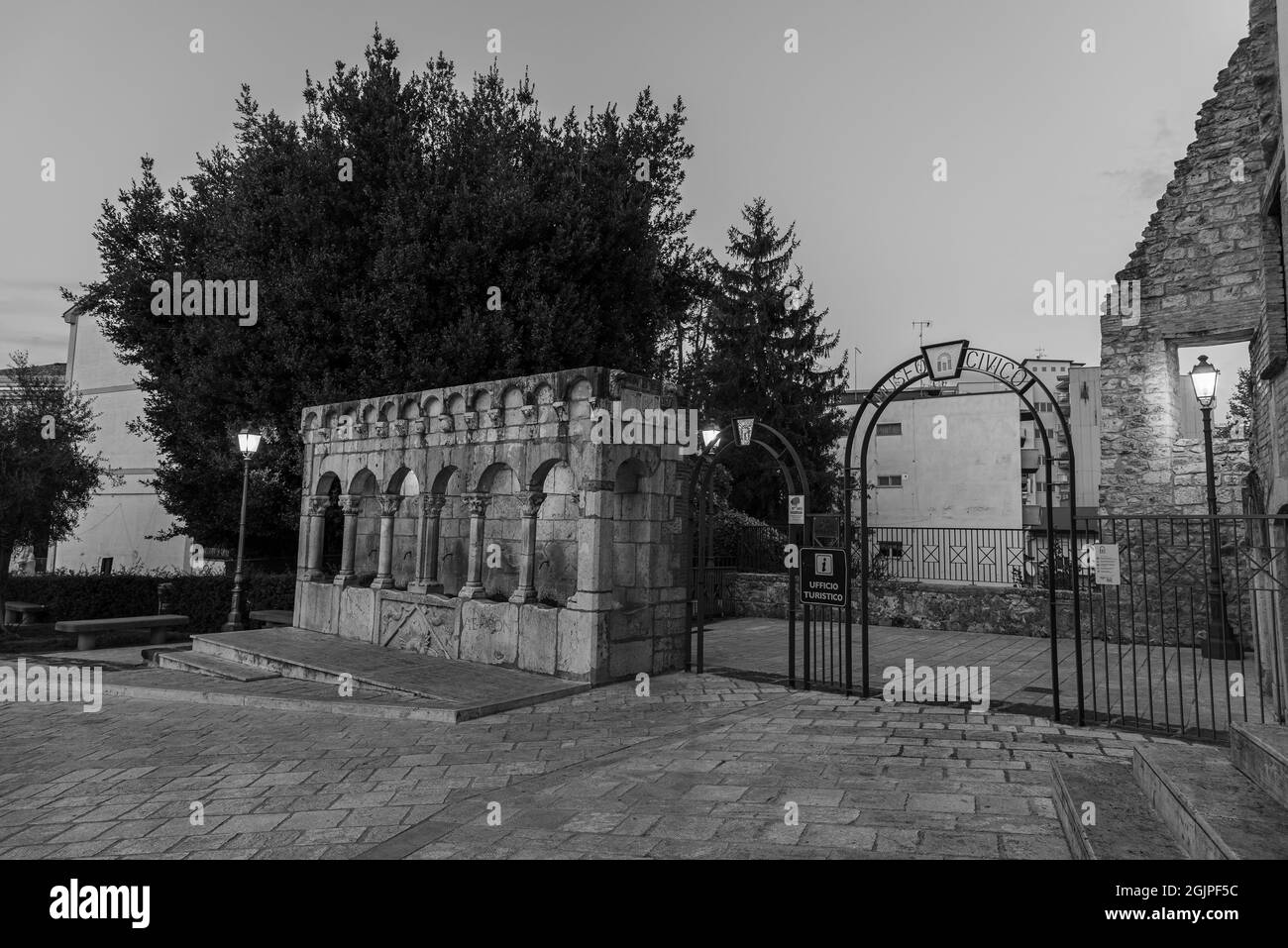 La Fontana Fraterna (ou Fontana della Fraterna, Fontana della Concezione, fontaine de la Sette Cannelle ou simplement Fraterna) est un public élégant Banque D'Images