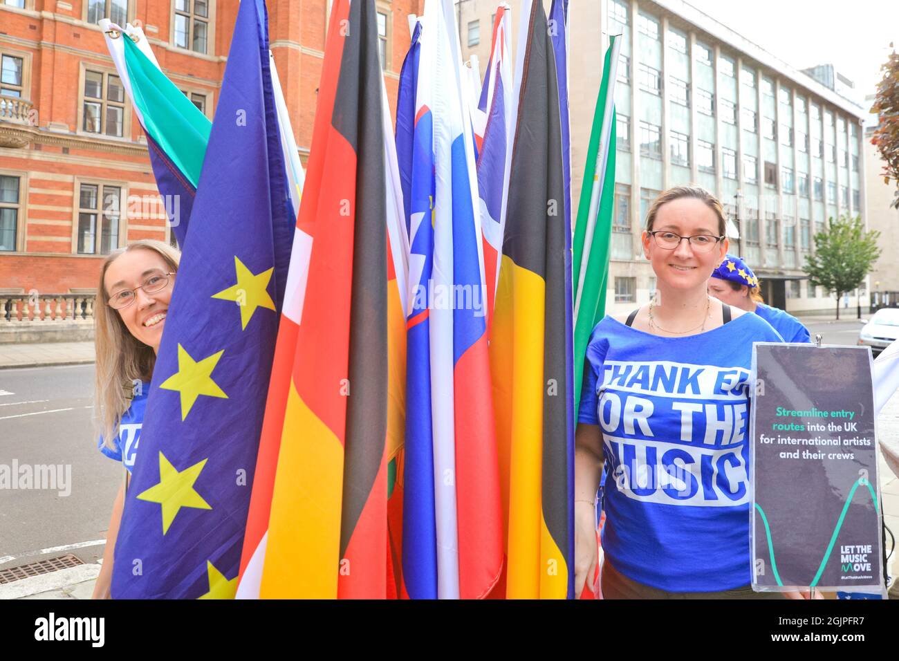 Londres, Royaume-Uni. 11 septembre 2021. Les pro-européens tiennent un événement "Merci l'UE pour la musique" où les activistes livrent des drapeaux de l'UE, s'engagent avec les membres de l'audience et les musiciens jouent de la musique en direct devant le Royal Albert Hall avant la dernière nuit de la BBC Proms 2021. Credit: Imagetraceur/Alamy Live News Banque D'Images