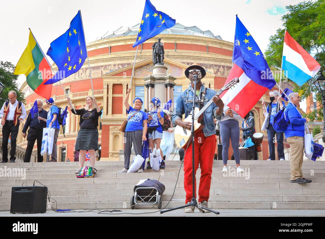 Londres, Royaume-Uni. 11 septembre 2021. Muntu Valbo se produit. Les pro-européens tiennent un événement "Merci l'UE pour la musique" où les activistes livrent des drapeaux de l'UE, s'engagent avec les membres de l'audience et les musiciens jouent de la musique en direct devant le Royal Albert Hall avant la dernière nuit de la BBC Proms 2021. Credit: Imagetraceur/Alamy Live News Banque D'Images