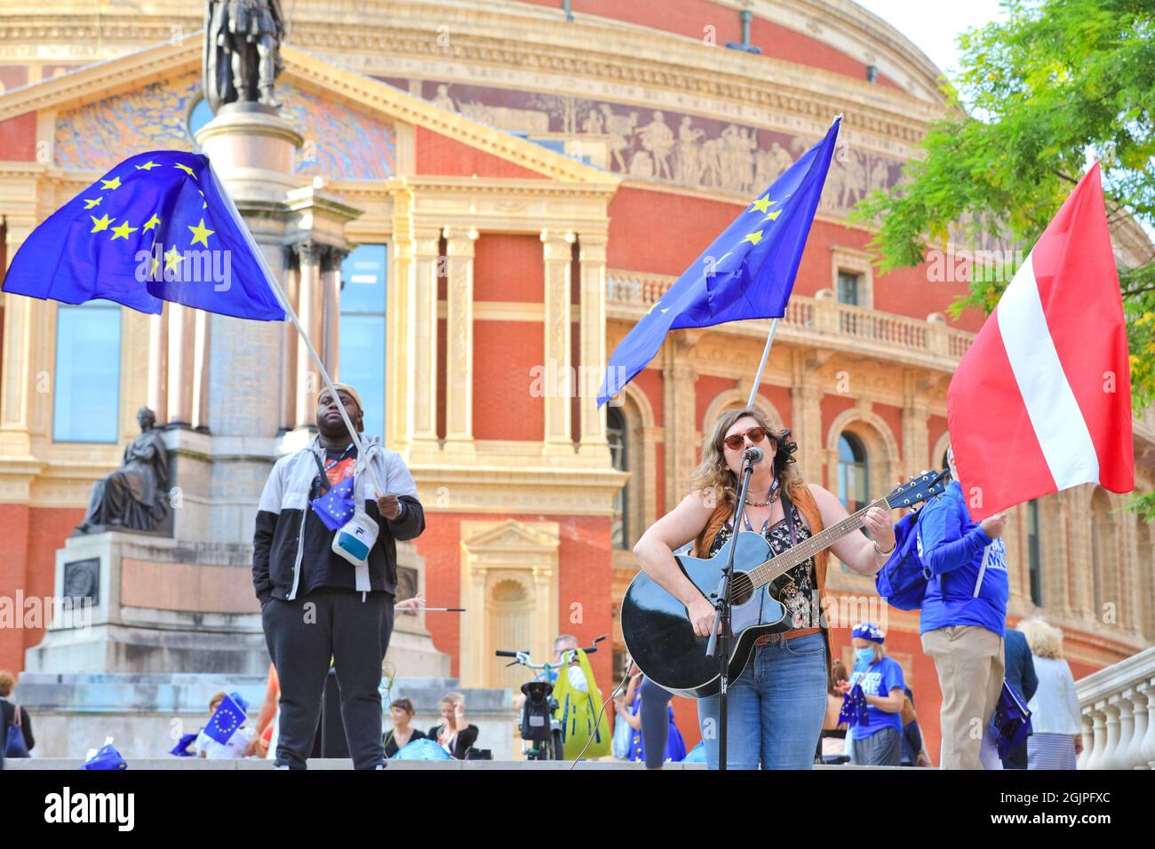 Londres, Royaume-Uni. 11 septembre 2021. Les pro-européens tiennent un événement "Merci l'UE pour la musique" où les activistes livrent des drapeaux de l'UE, s'engagent avec les membres de l'audience et les musiciens jouent de la musique en direct devant le Royal Albert Hall avant la dernière nuit de la BBC Proms 2021. Credit: Imagetraceur/Alamy Live News Banque D'Images