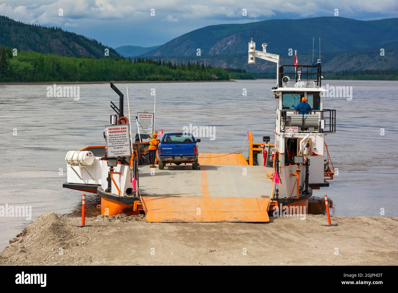 Canada, territoire du Yukon, Dawson City, fleuve Yukon, traversier automobile à l'atterrissage Banque D'Images