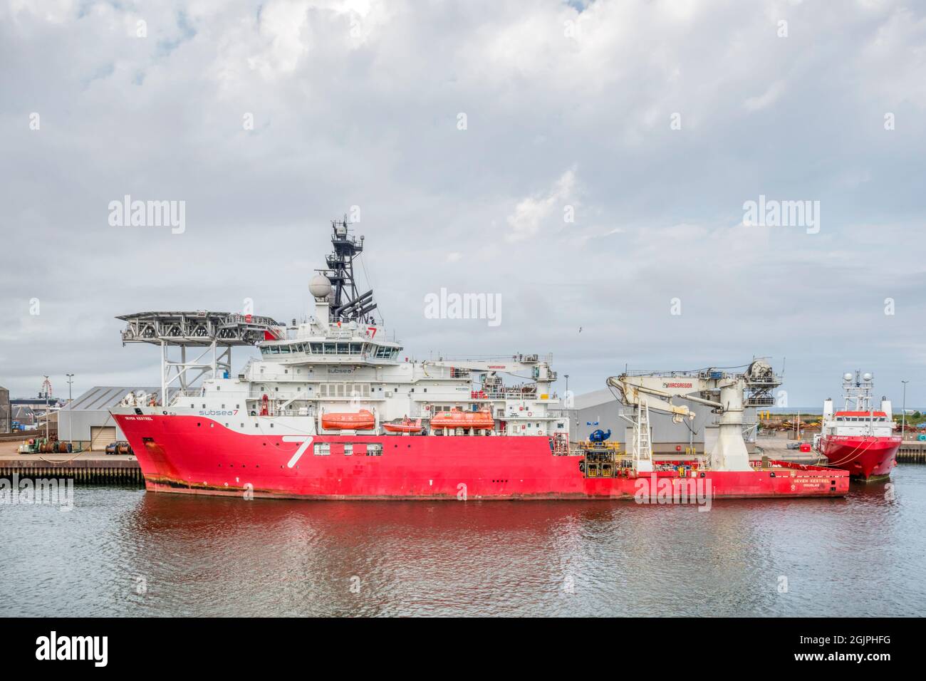 Seven Kestrel, vu dans le port d'Aberdeen, est un bateau de soutien à la plongée optimisé pour les travaux en mer du Nord. Banque D'Images